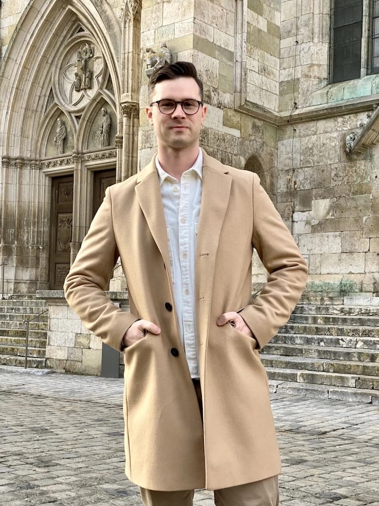 Image of Oliver Wiescholek in front of Regensburg's Dom